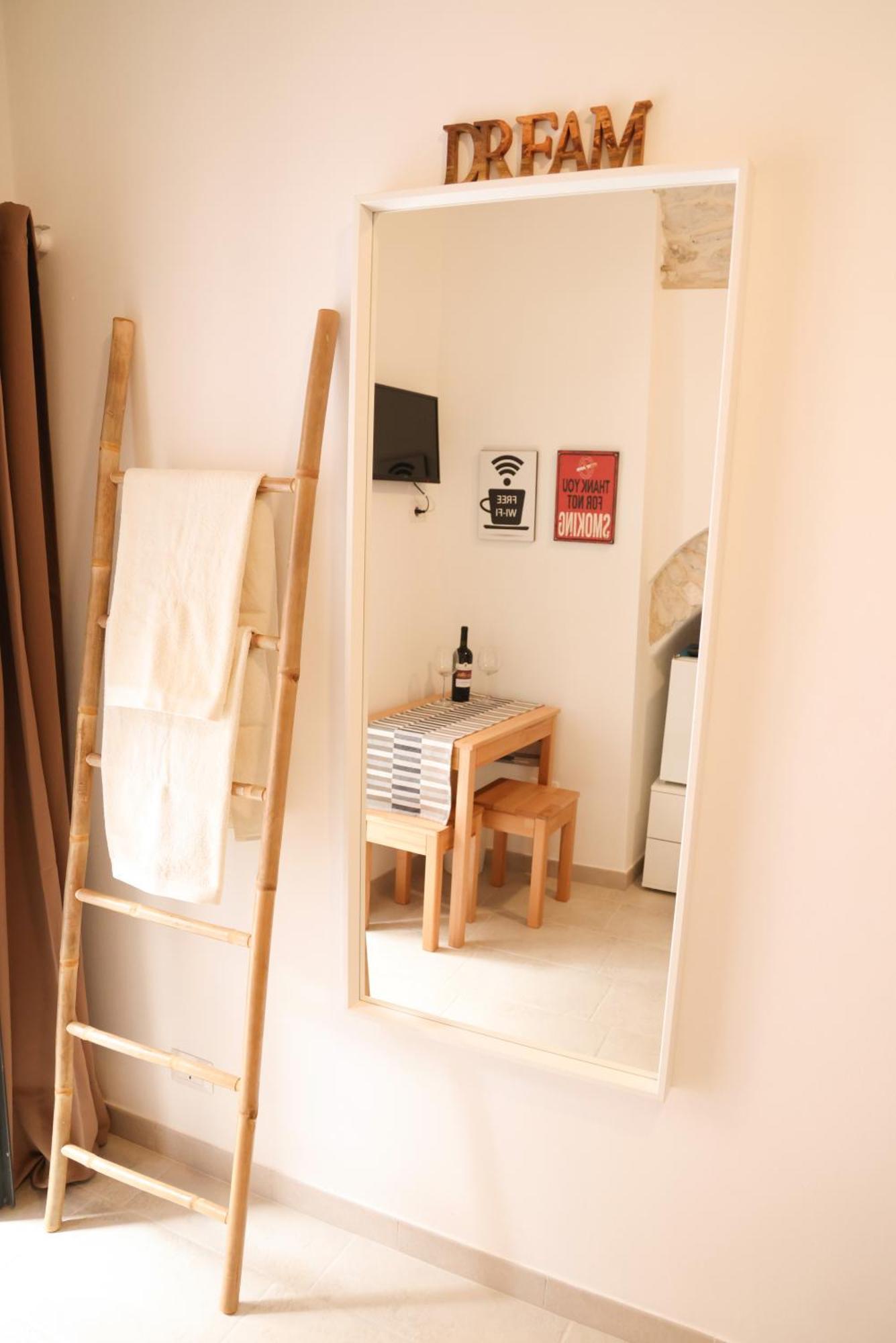 Room 20 - Piccola Camera In Pietra Bianca ジョヴィナッツォ エクステリア 写真