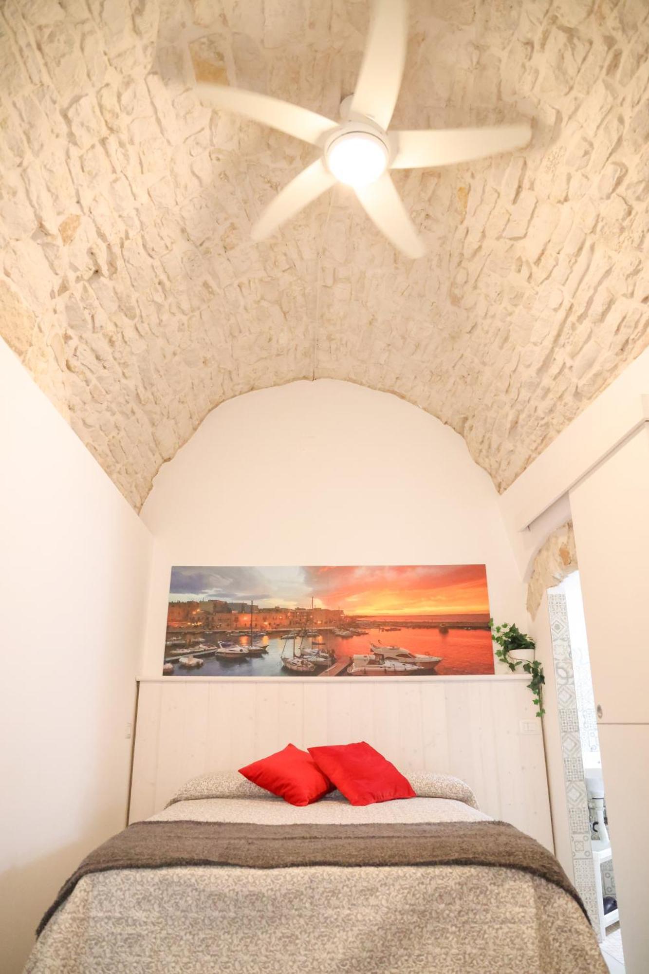 Room 20 - Piccola Camera In Pietra Bianca ジョヴィナッツォ エクステリア 写真