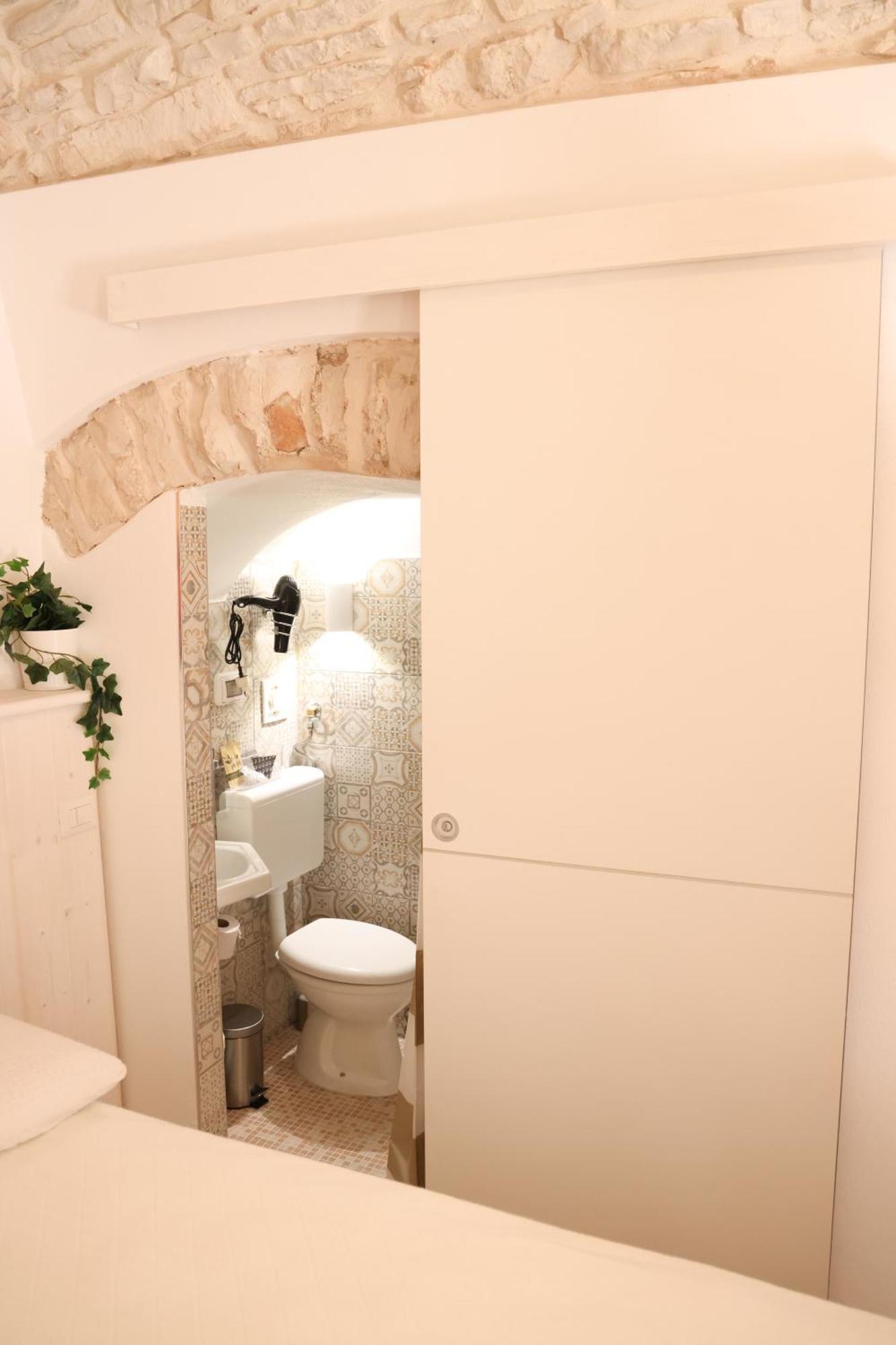 Room 20 - Piccola Camera In Pietra Bianca ジョヴィナッツォ エクステリア 写真